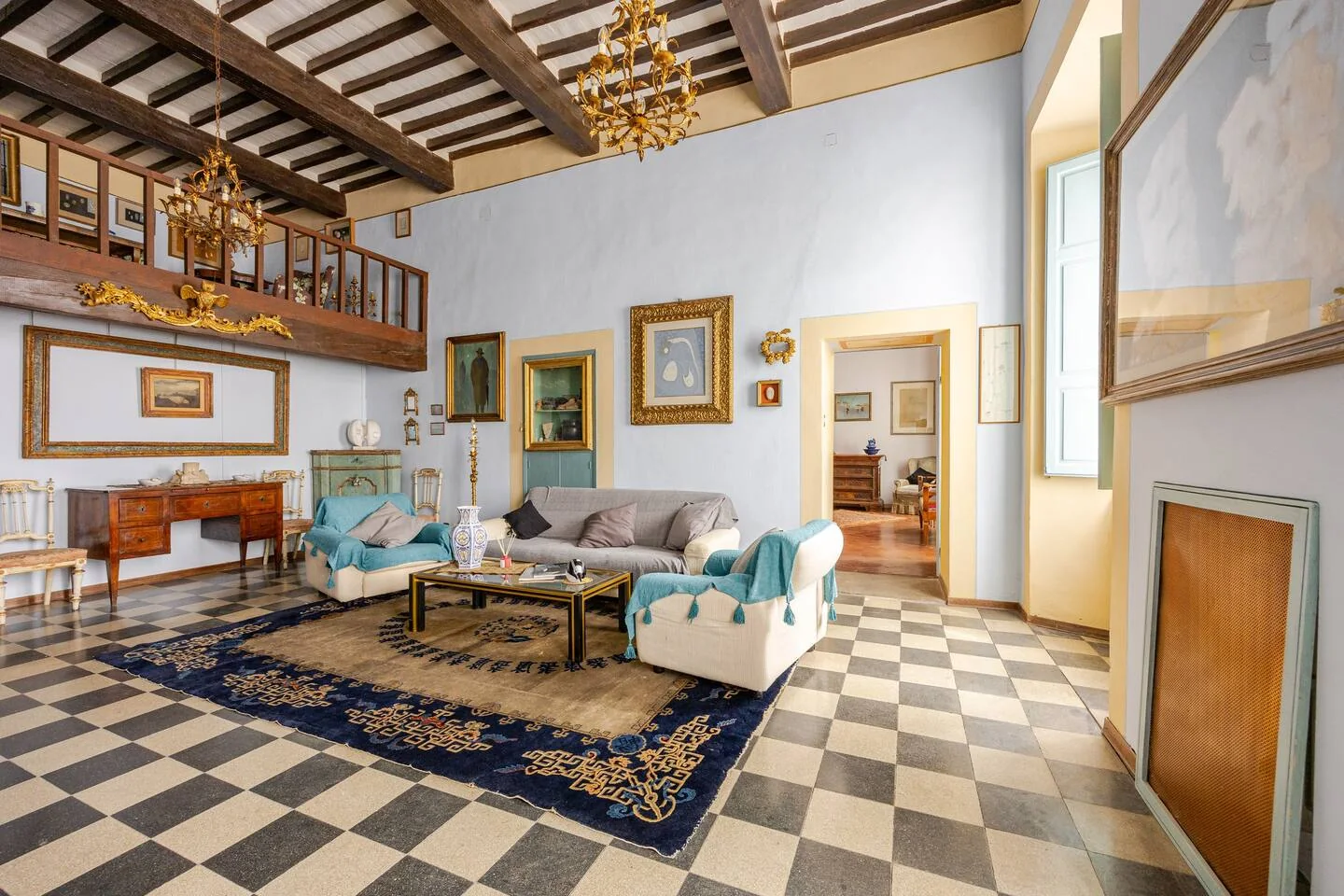 Soggiorno storico al primo piano